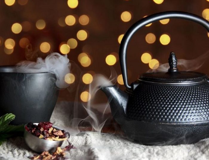 théière en fonte, la bouilloire à thé traditionnelle des Japonais