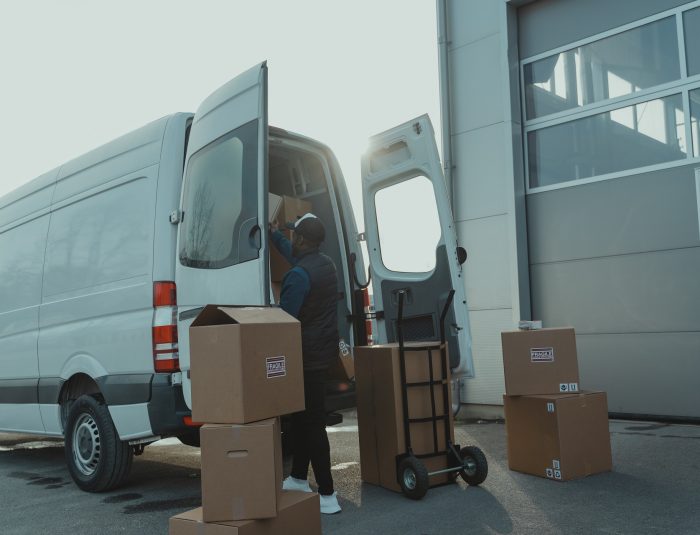 Diable de transport : comment choisir le chariot de déménagement idéal