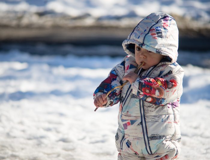 Combinaison neige bébé : comment choisir une combi de ski pour bébé