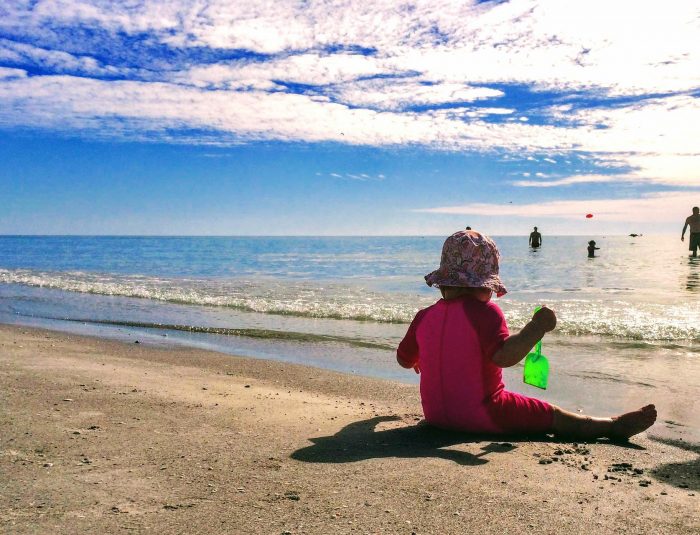 Bébé à la plage : maillot de bain anti-UV et chapeau obligatoires