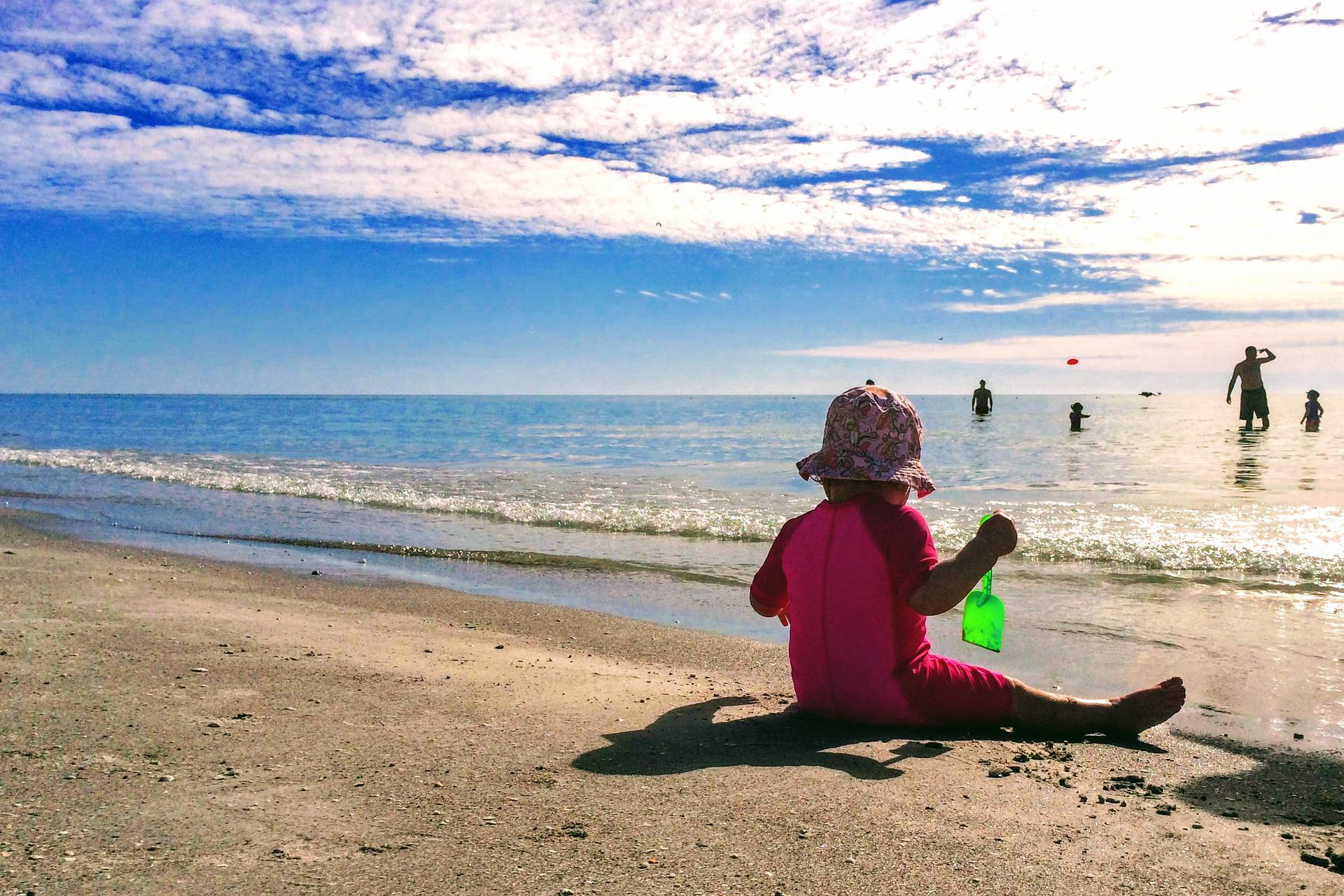 Bébé à la plage : maillot de bain anti-UV et chapeau obligatoires